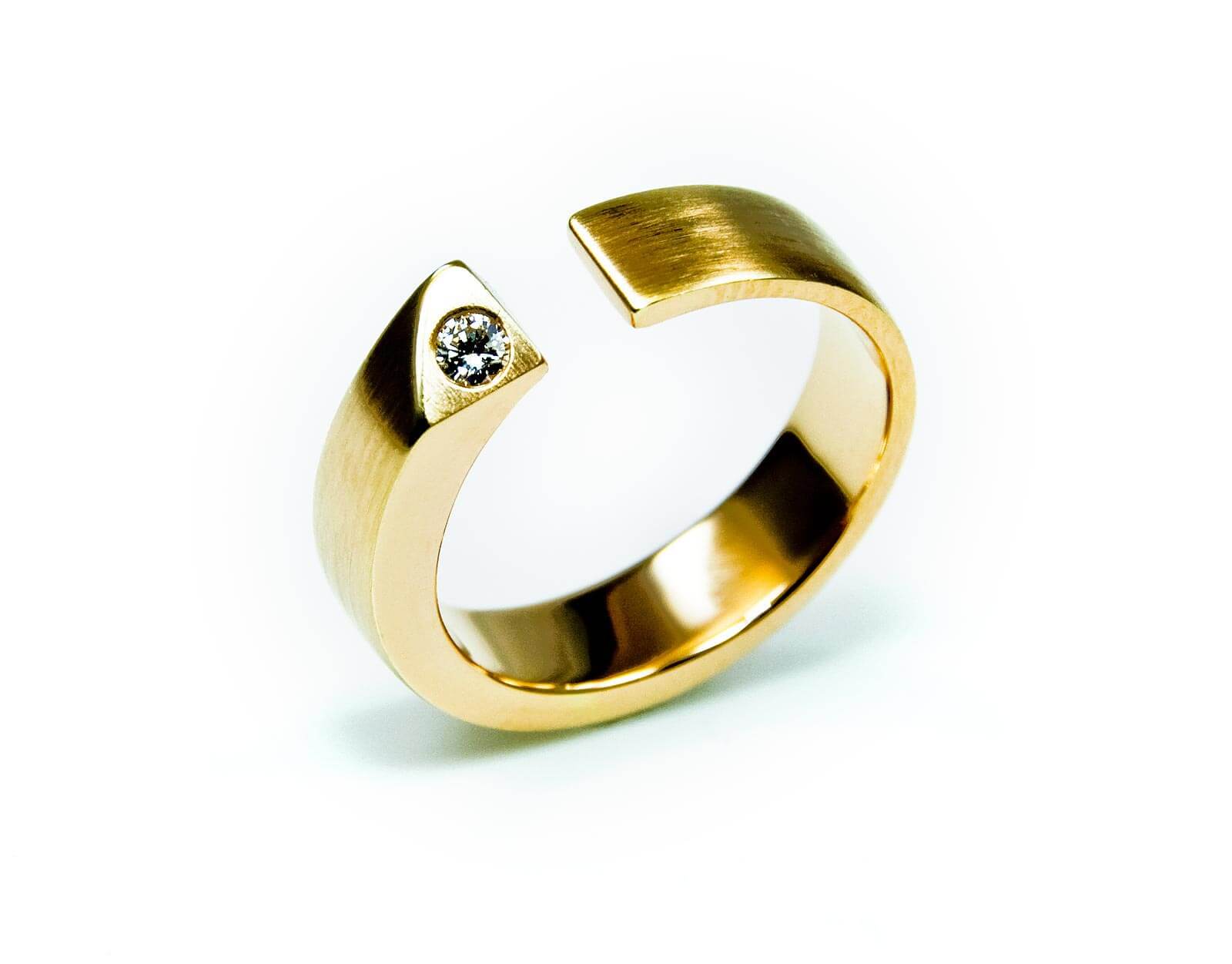 Goldring mit Diamant